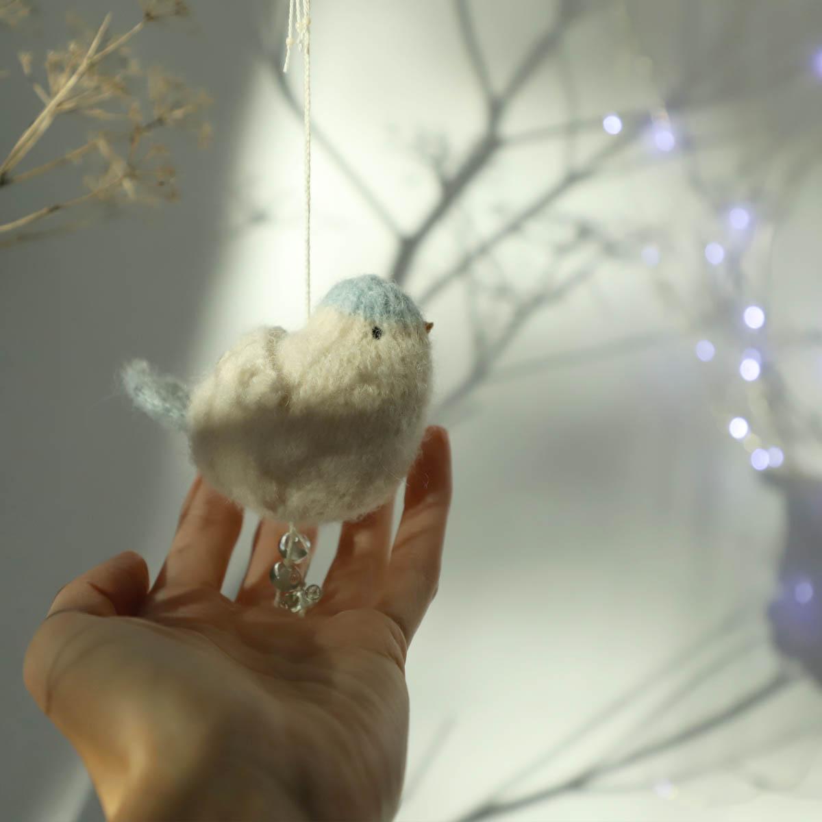 vánoční ozdoba...pletený ptáček s vlastními skleněnkami v modré
