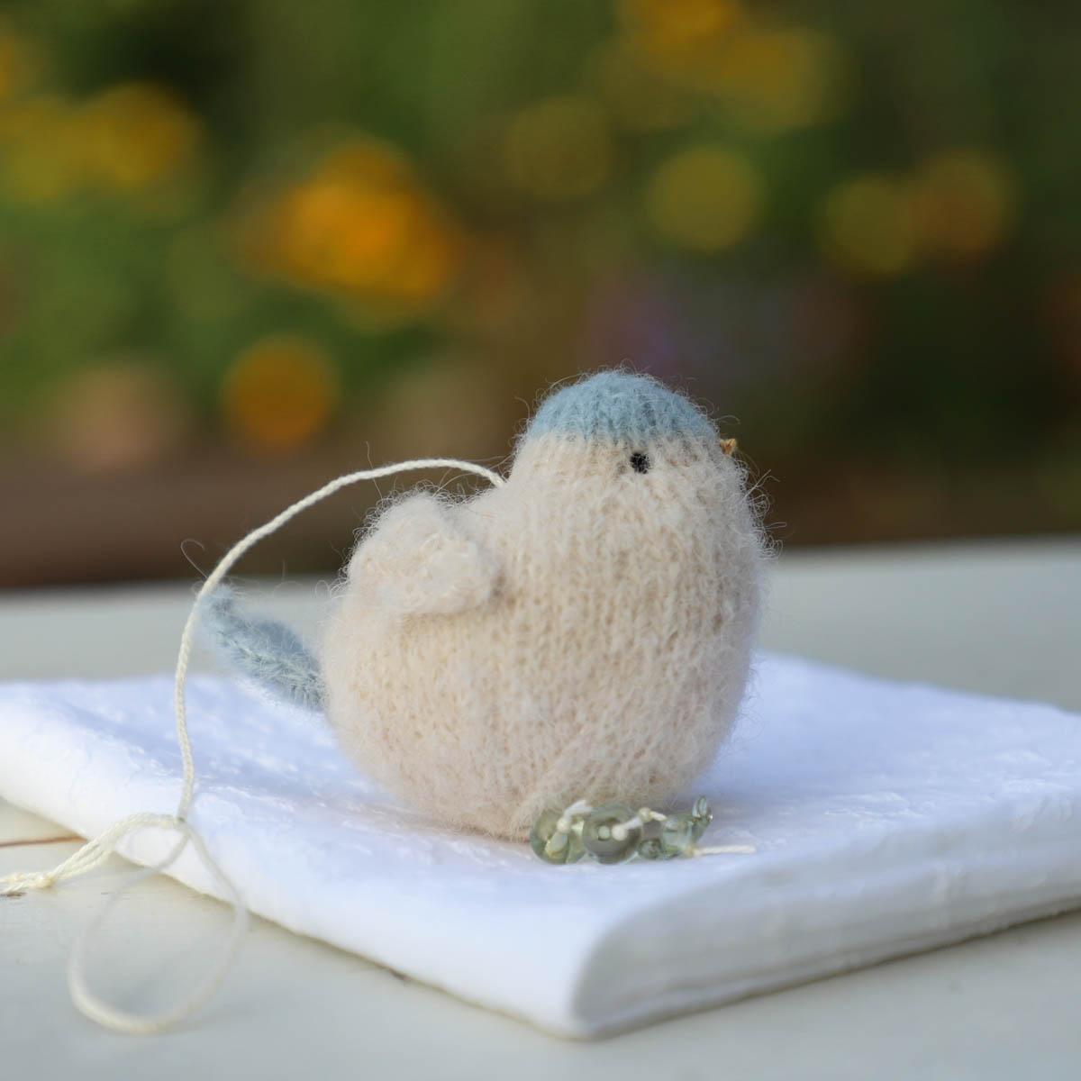vánoční ozdoba...pletený ptáček s vlastními skleněnkami v modré