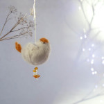 vánoční ozdoba...pletený ptáček s vlastními skleněnkami v oranžové